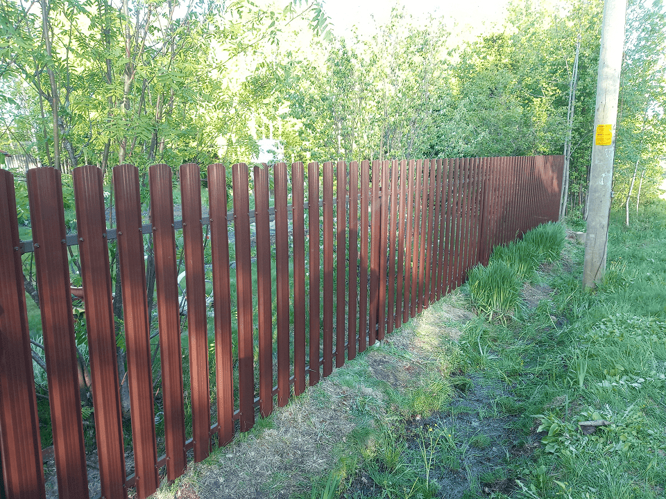 Фото забора из евроштакетника 115мм, П-образный RAL8017, Лемью